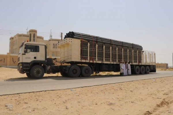 المهرة.. مدير عام شحن يتسلم المواد الخاصة بمشروع شبكة مياه المديرية