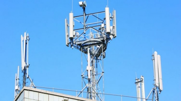ضعف تغطية شبكة "يمن موبايل" في سقطرى بعد تركيب برج اتصالات لشركة إماراتية