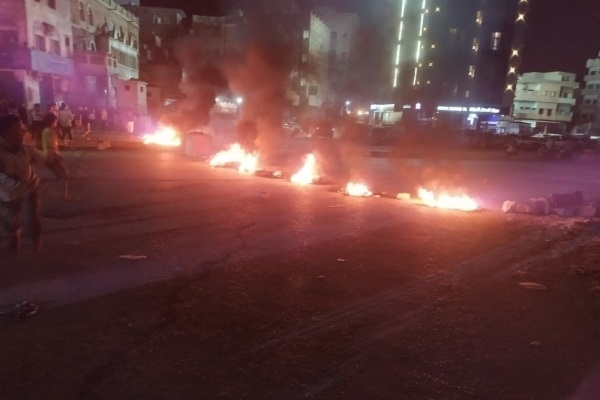 استمرار الاحتجاجات الغاضبة في "المكلا" تنديداً بانقطاع الكهرباء