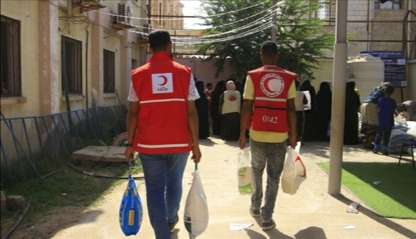 الهلال الأحمر التركي يوزع 500 سلة غذائية في عدن