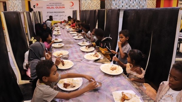 الهلال الأحمر التركي يقيم مأدبة إفطار لأيتام في عدن