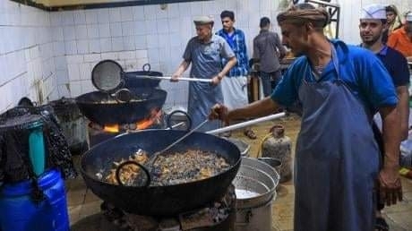 اليمنيون يفتقدون وجبات تقليدية في رمضان: موائد بلا "سمبوسة"