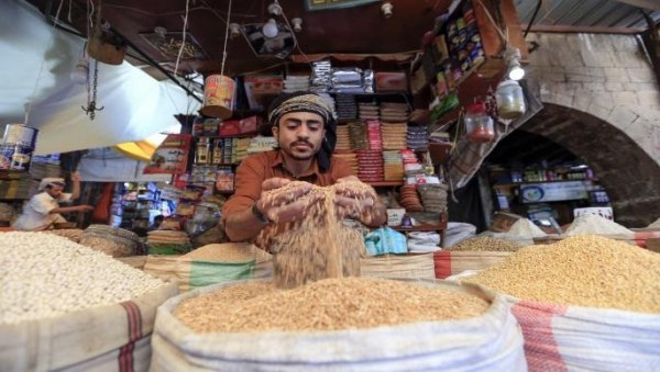 تدهور المخزون الغذائي في اليمن... ومخاوف من أزمة خبز