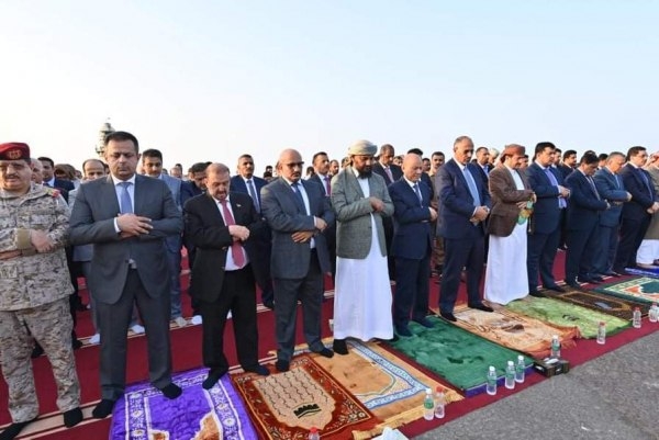 "العليمي" يؤدي صلاة عيد الفطر رفقة كبار مسؤولي الدولة في عدن