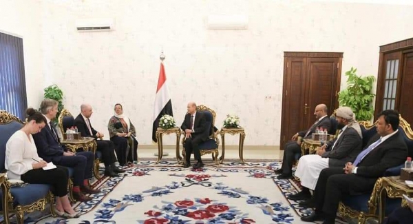 العليمي يؤكد على أهمية الدعم البريطاني للإصلاحات الاقتصادية والخدمية في اليمن