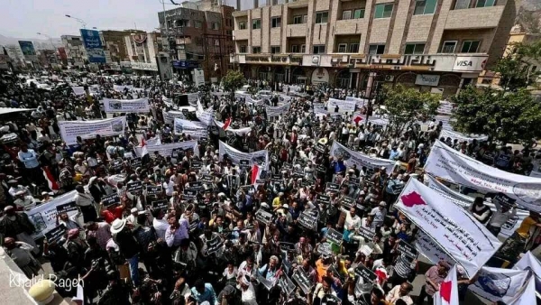 مسيرة حاشدة في تعز للمطالبة برفع الحصار الحوثي عن المدينة 