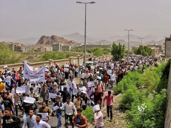طلاب وطالبات جامعة تعز يتظاهرون رفضًا لزيادة الرسوم الجامعية