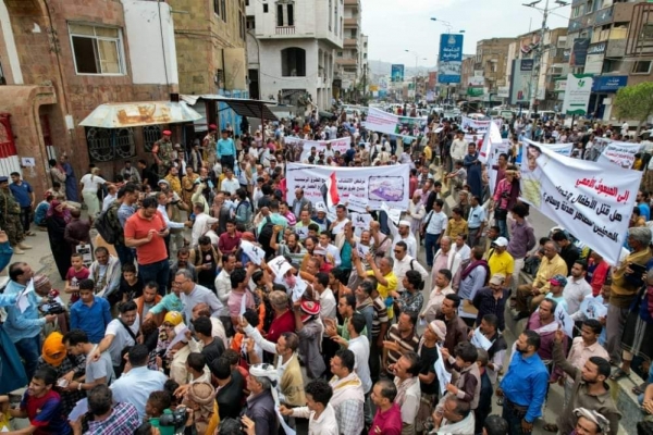 متظاهرون في تعز يرفضون دعوات تمديد الهدنة وينددون بالتواطؤ الأممي تجاه خروقات الحوثي