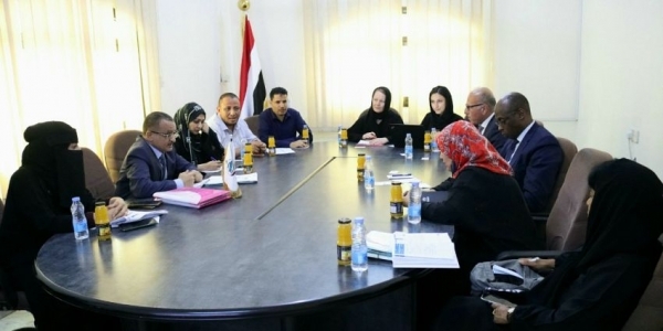 رئيس الوحدة التنفيذية يبحث مع وفد مفوضية اللاجئين أولويات النازحين في اليمن