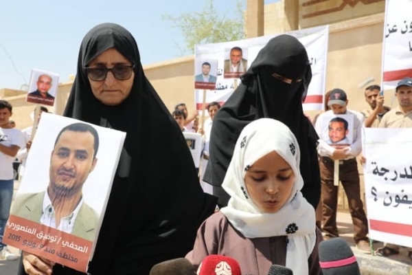 عائلة الصحفي "المنصوري" تؤكد تدهور صحته بسبب رفض الحوثيين نقله إلى المستشفى