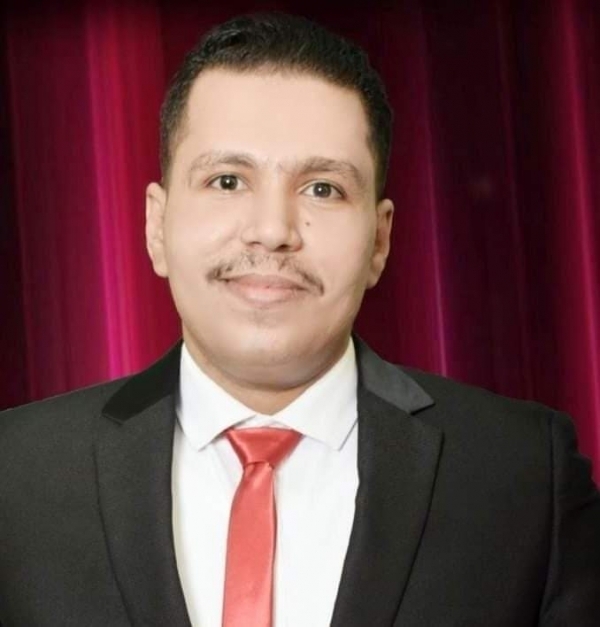 مركز حقوقي يطالب بوقف إجراءات محاكمة الصحفي "أحمد ماهر" وإطلاق سراحه فورا