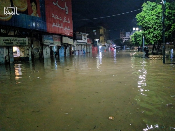السيول تضرب صنعاء مجدداً.. مياه الأمطار تغمر الشوارع والمحال التجارية وتلحق أضراراً كبيرة بالمنازل