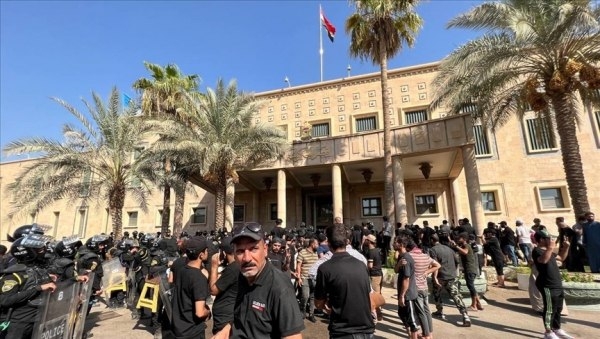 حظر تجوال في بغداد ومتظاهرون يقتحمون مقر الحكومة وقصر الرئاسة
