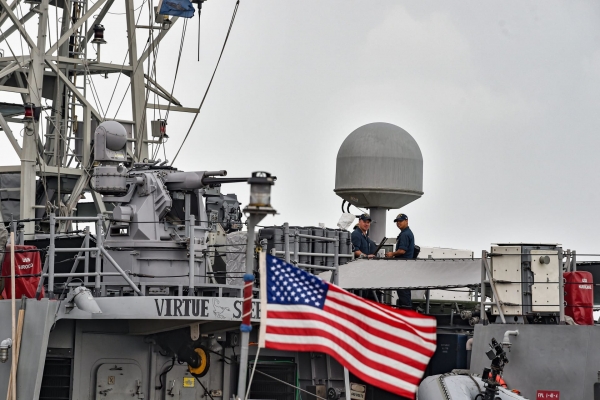 البحرية الأمريكية تعلن اعتراض سفينة حربية إيرانية احتجزت قاربين مسيرين تابعين لها في البحر الأحمر