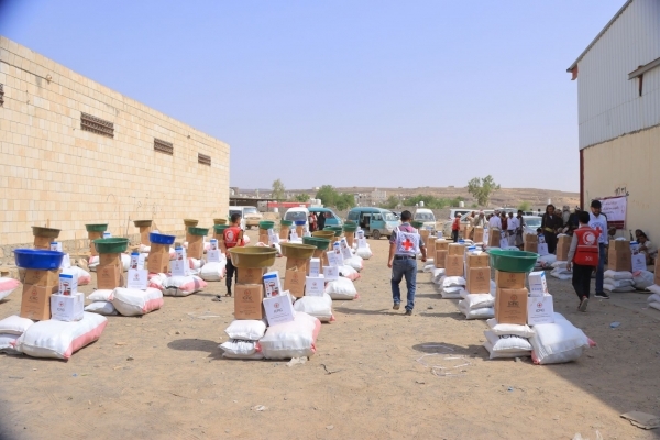 مأرب.. الصليب الأحمر يوزع مساعدات على أكثر من 1500 أسرة نازحة