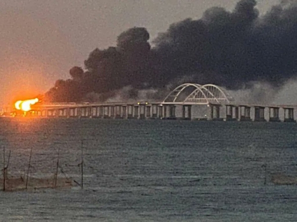 تفجير جسر القرم.. مستشار زيلينسكي يصفه "بالبداية" وموسكو تعتبره "إعلان حرب"