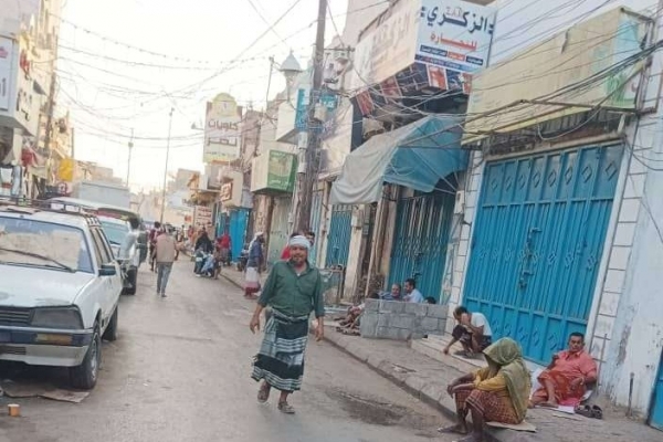 مليشيا الانتقالي تغلق عشرات المحلات التجارية في الشيخ عثمان بسبب رفضها دفع جبايات غير قانونية