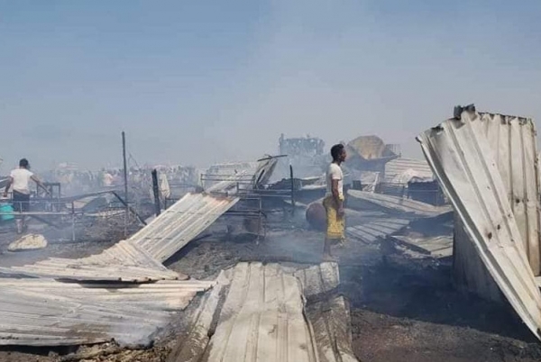 الحديدة..احتراق عشرات الخيام للنازحين في مخيم الجشة بمدينة الخوخة 