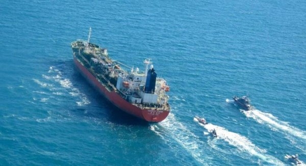 البحرية البريطانية تتحدث عن تعرض سفينة في خليج عمان للحصار من قبل طائرة مسيرة