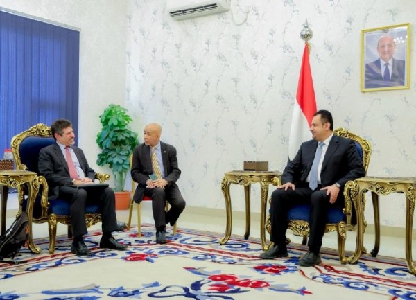السفير الأمريكي يصل عدن ويتحدث عن الهجمات الحوثية التي استهدفت الموانئ