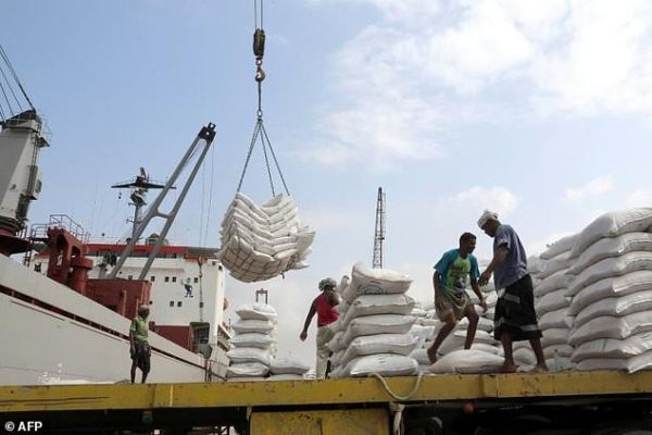 أزمة تأمين تهدد واردات اليمن.. الموارد الداخلية لا تغطي الحد الأدنى من الاحتياجات