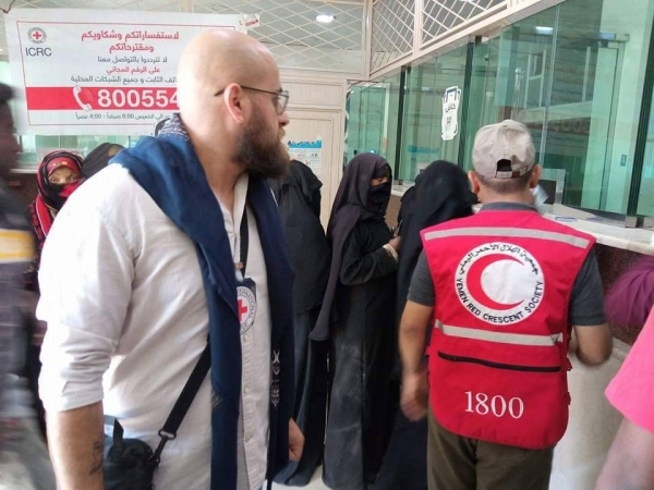 الصليب الأحمر يوزع مساعدات نقدية على أكثر من 500 أسرة نازحة في الضالع