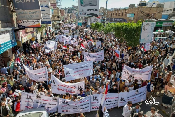 مسيرة حاشدة في تعز تدعو إلى لاستكمال تحرير المحافظة وتندد بالفساد وتردي الخدمات
