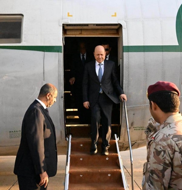 "العليمي" يعود إلى عدن بعد جولة شملت أربع دول عربية