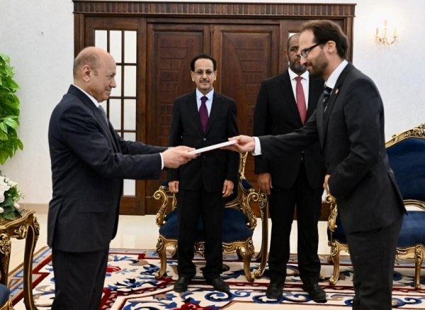 العليمي يتسلم أوراق اعتماد السفير السويسري الجديد لدى اليمن