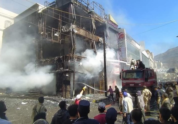 حريق هائل يلتهم عدداً من محلات الملابس بمدينة إب