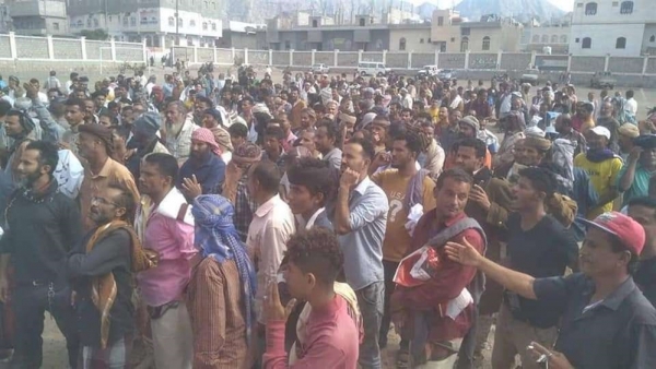 لحج.. "حالمين" تشهد احتجاجات غاضبة تنديداً بإعدام جندي من قبل الانتقالي