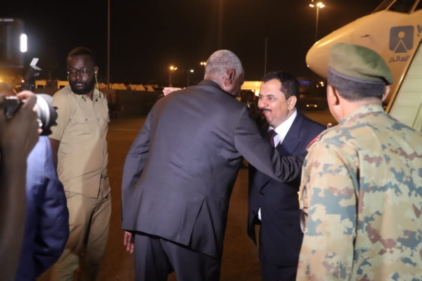 وزير الدفاع يصل السودان لبحث تعزيز التعاون العسكري بين البلدين
