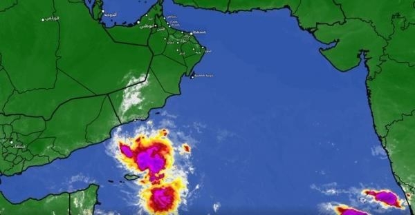توقعات بهطول أمطار غزيرة في سقطرى بسبب العاصفة الإستوائية في البحر العربي