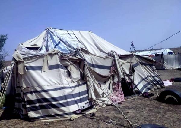 الحكومة: نازحو مأرب يواجهون شتاءً قاسياً بإمكانيات ومأوى مدمر