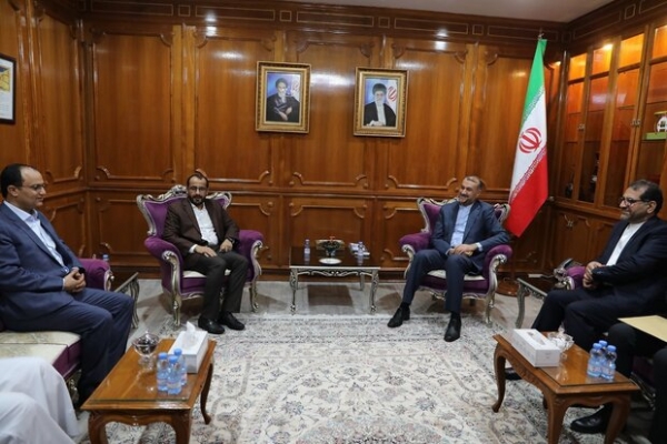 مسقط.. وزير الخارجية الإيراني يلتقي وفد الحوثيين المفاوض