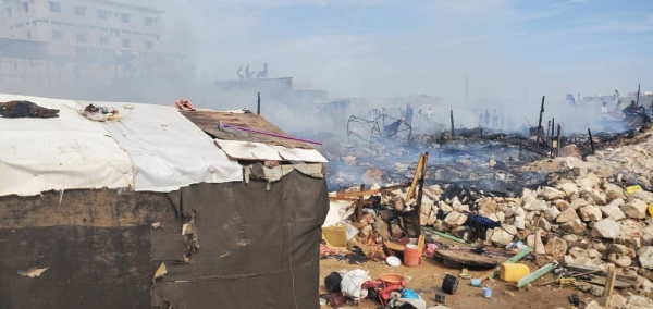 المهرة.. 6 إصابات وتضرر 60 مسكنا في حريق التهم مخيما للمهمشين