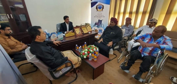 رئيس المجلس العام يزور جمعية المعاقين بالمهرة ويقدم لها دعمًا متنوعًا