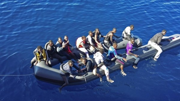 البحرية المغربية تنقذ 270 مهاجرًا بينهم يمنيين
