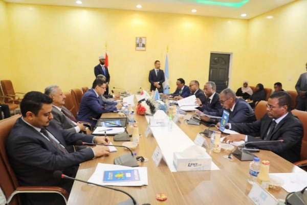 بن مبارك يبحث مع نظيره الصومالي العلاقات الثنائية بين البلدين