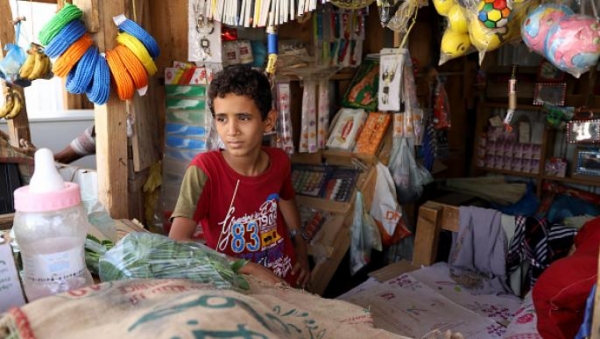 أسر يمنية تحاول العيش من "موازين" الأطفال