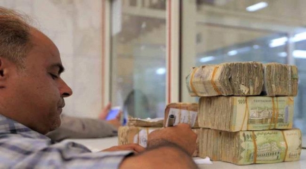 الحوالات المعمّرة.. فضيحة تهز القطاع المصرفي في اليمن