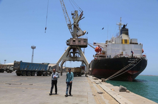 "لأول مرة دون احتجاز".. جماعة الحوثي تعلن وصول سفن تجارية إلى موانئ الحديدة