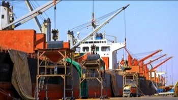 جماعة الحوثي تعلن دخول سفن إلى موانئ الحديدة
