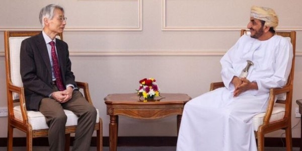 سلطنة عمان تبحث مع اليابان جهود حل الأزمة اليمنية