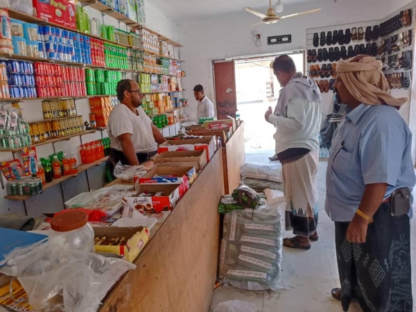 مكتب التجارة بسيحوت في المهرة يضبط مواد غذائية منتهية الصلاحية
