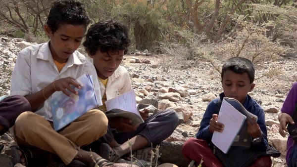 أطفال اليمن يجتازون الطرق الوعرة طلباً للعلم