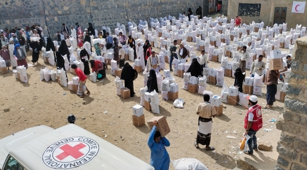 تعز.. الصليب الأحمر يوزع مساعدات غذائية على نحو 2000 أسرة نازحة في مقبنة