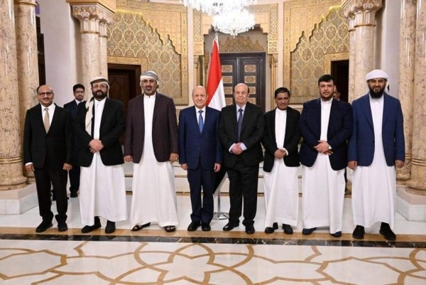 "الرئاسي" يزور هادي لتهنئته بالإفراج عن شقيقه ناصر بعد ثمان سنوات من الاعتقال لدى الحوثيين