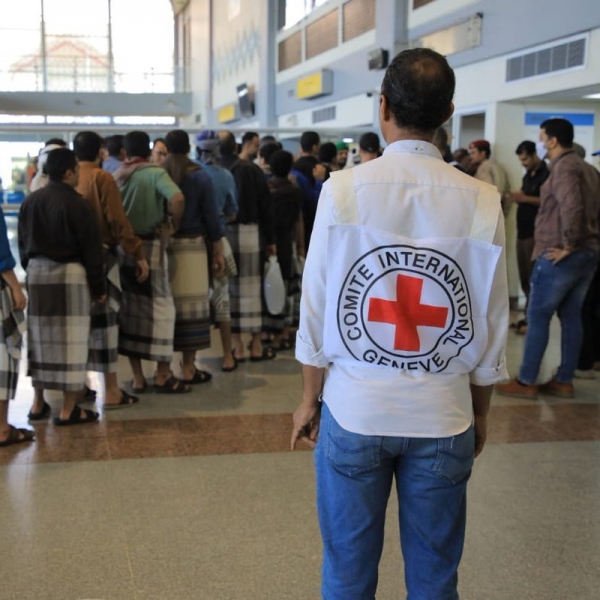  الصليب الأحمر: عملية تبادل الأسرى "خطوة إيجابية نحو السلام والمصالحة"