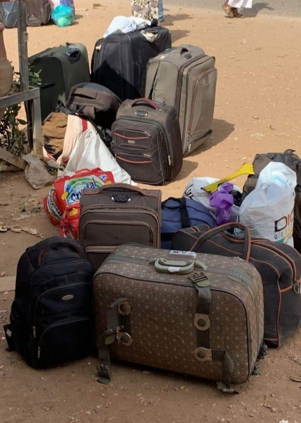 طلاب اليمن في السودان يتهمون الجهات الرسمية بالتخلي عنهم وتأخر إجلاءهم